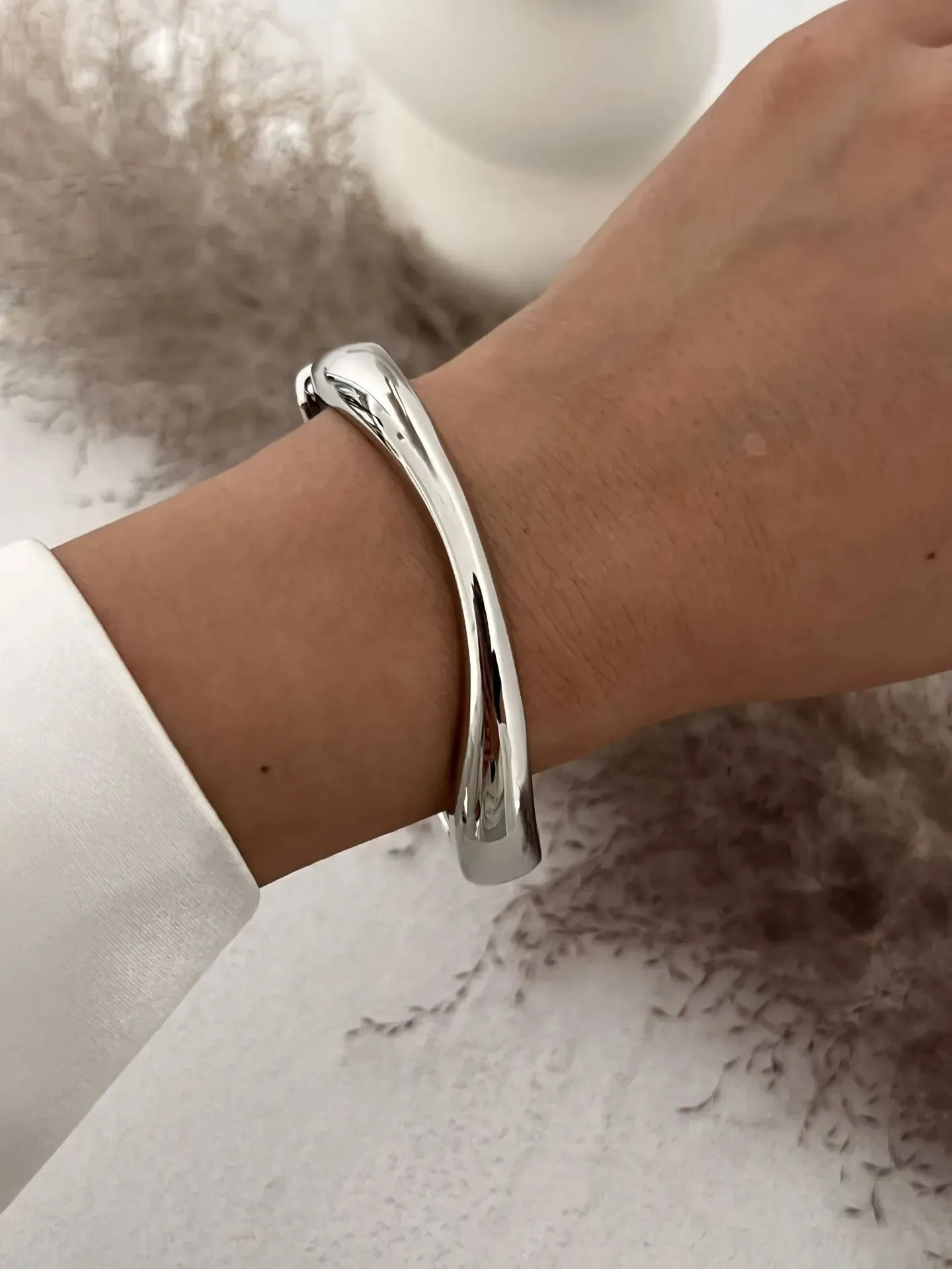 Bracciale fai da te con grandi maglie in acrilico e catena di metallo