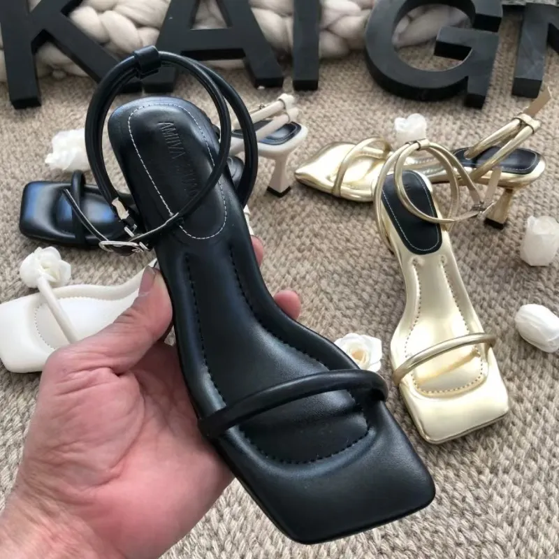 Französische Sandalen mit einem Riemen, gepolstert, für Damen, Sommer, Outdoor, Xin Hao Schuhfabrik 2025, Neues Modell im Feenstil mit eckiger Zehenpartie, hoch_voghion.com