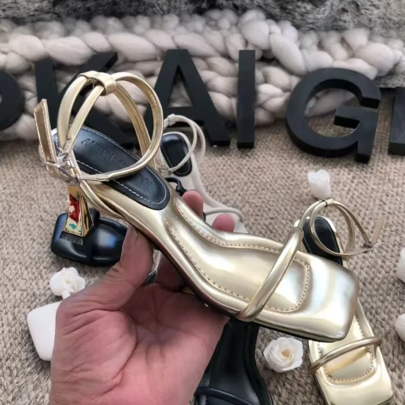 Französische Sandalen mit einem Riemen, gepolstert, für Damen, Sommer, Outdoor, Xin Hao Schuhfabrik 2025, Neues Modell im Feenstil mit eckiger Zehenpartie, hoch_voghion.com