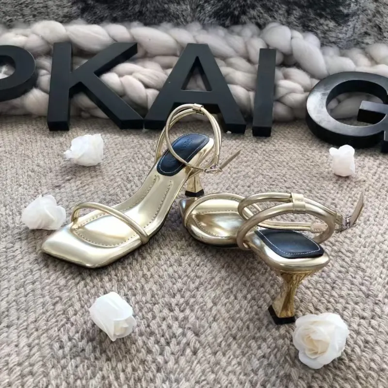 Französische Sandalen mit einem Riemen, gepolstert, für Damen, Sommer, Outdoor, Xin Hao Schuhfabrik 2025, Neues Modell im Feenstil mit eckiger Zehenpartie, hoch_voghion.com