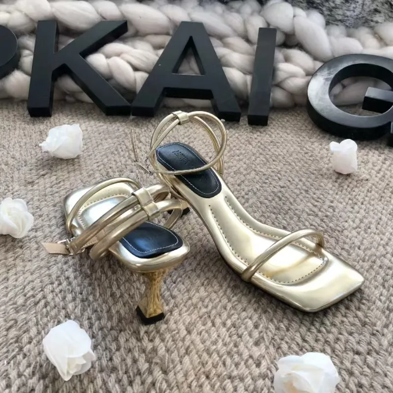 Französische Sandalen mit einem Riemen, gepolstert, für Damen, Sommer, Outdoor, Xin Hao Schuhfabrik 2025, Neues Modell im Feenstil mit eckiger Zehenpartie, hoch_voghion.com