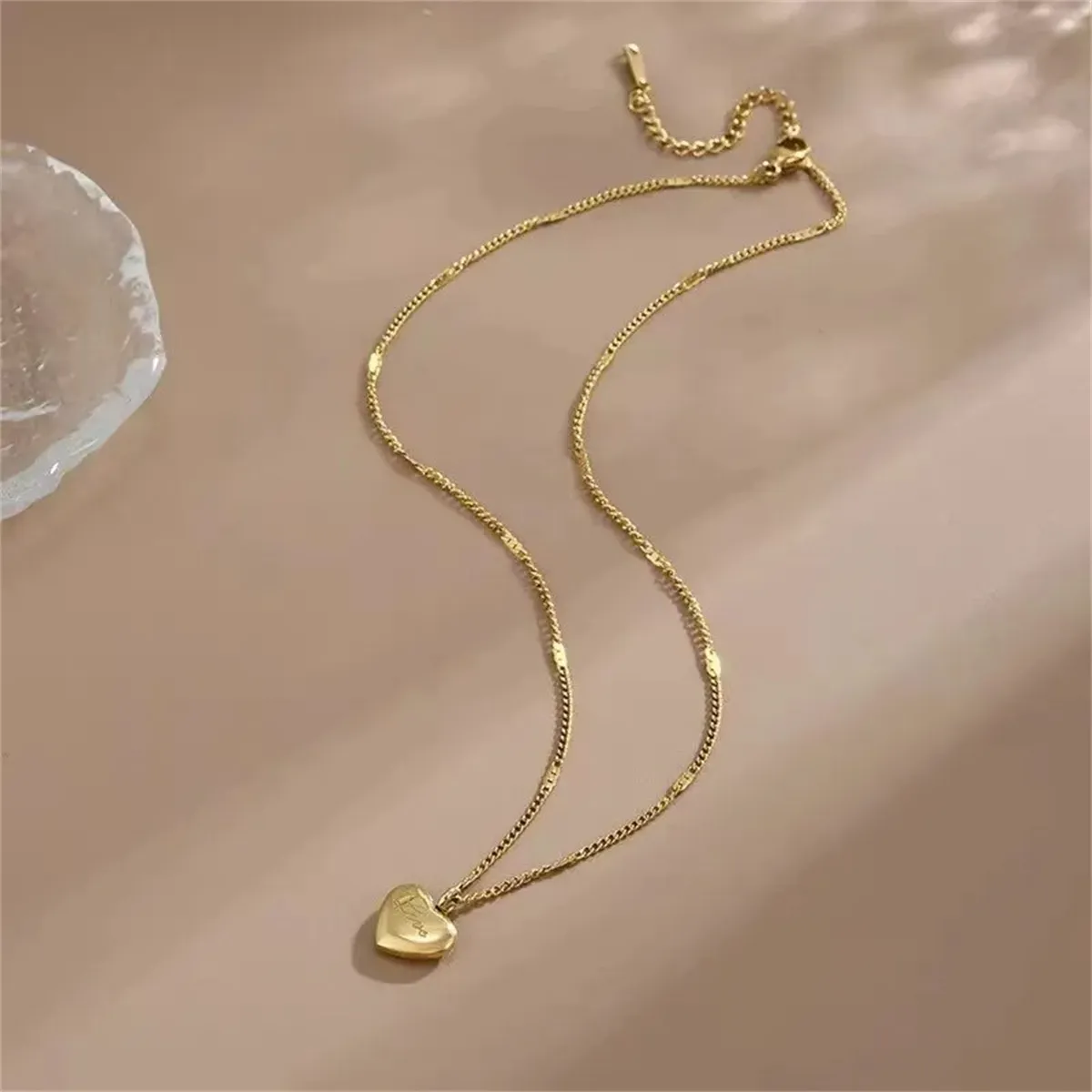Meravigliosa collana d’oro con centrale con cuore di corallo e goccia di corallo con nastro d
