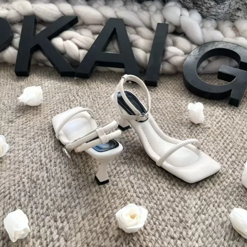 Französische Sandalen mit einem Riemen, gepolstert, für Damen, Sommer, Outdoor, Xin Hao Schuhfabrik 2025, Neues Modell im Feenstil mit eckiger Zehenpartie, hoch_voghion.com