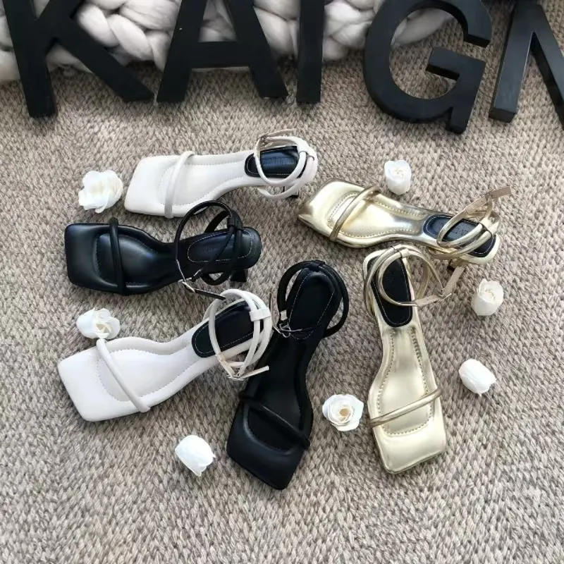 Französische Sandalen mit einem Riemen, gepolstert, für Damen, Sommer, Outdoor, Xin Hao Schuhfabrik 2025, Neues Modell im Feenstil mit eckiger Zehenpartie, hoch_voghion.com