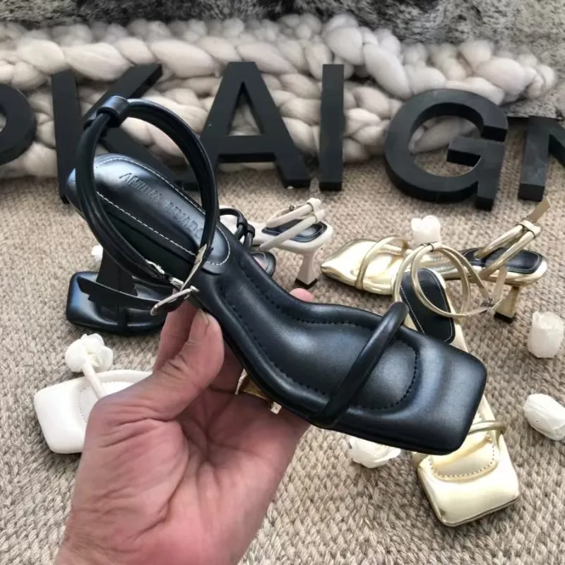 Französische Sandalen mit einem Riemen, gepolstert, für Damen, Sommer, Outdoor, Xin Hao Schuhfabrik 2025, Neues Modell im Feenstil mit eckiger Zehenpartie, hoch_voghion.com