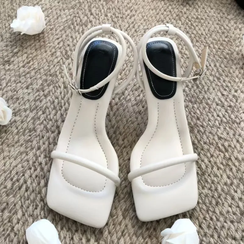 Französische Sandalen mit einem Riemen, gepolstert, für Damen, Sommer, Outdoor, Xin Hao Schuhfabrik 2025, Neues Modell im Feenstil mit eckiger Zehenpartie, hoch_voghion.com