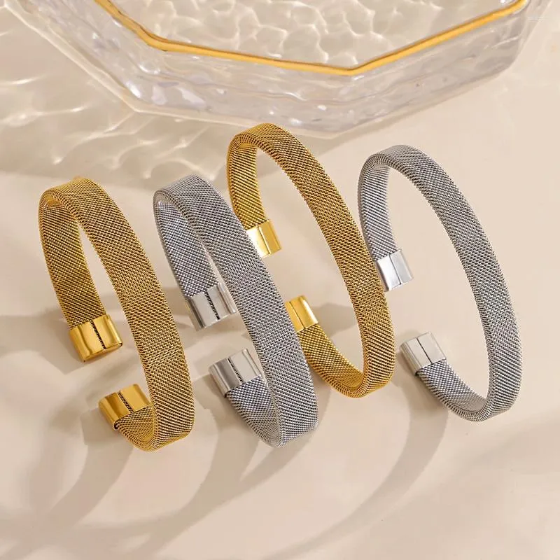 女性用のビンテージスタイルバングルブレスレット ゴールド