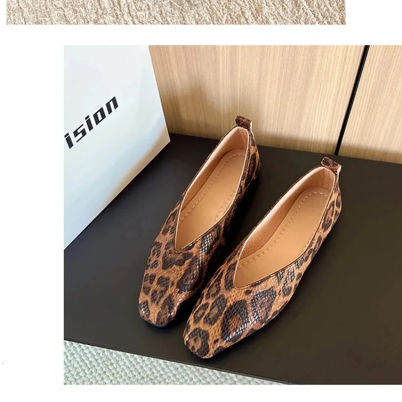 Große Größen 35–43: Damen-Ballerinas aus Leder mit Schlangenmuster, eckiger Zehenpartie und flacher Form – ideal zum Hineinschlüpfen._voghion.com