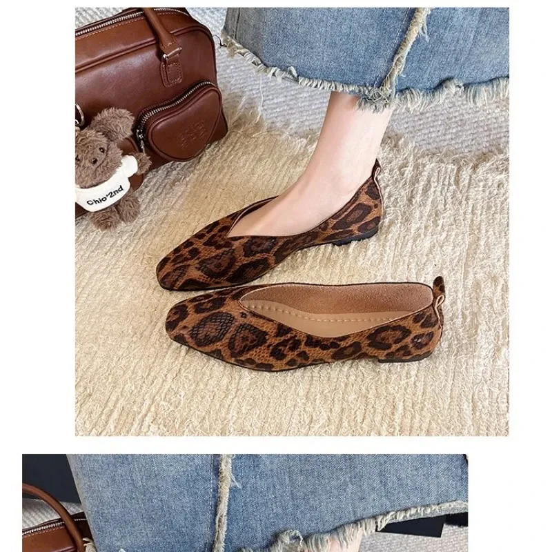 Große Größen 35–43: Damen-Ballerinas aus Leder mit Schlangenmuster, eckiger Zehenpartie und flacher Form – ideal zum Hineinschlüpfen._voghion.com