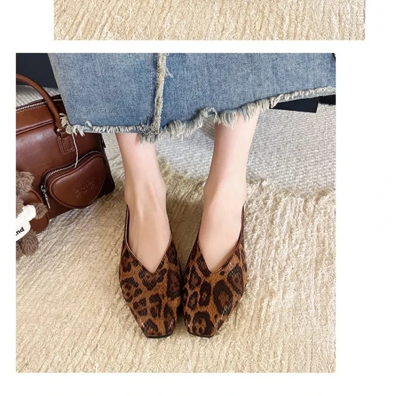 Große Größen 35–43: Damen-Ballerinas aus Leder mit Schlangenmuster, eckiger Zehenpartie und flacher Form – ideal zum Hineinschlüpfen._voghion.com
