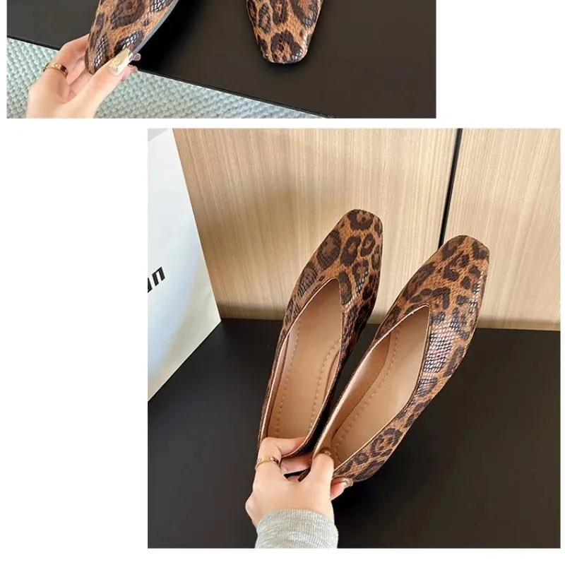 Große Größen 35–43: Damen-Ballerinas aus Leder mit Schlangenmuster, eckiger Zehenpartie und flacher Form – ideal zum Hineinschlüpfen._voghion.com
