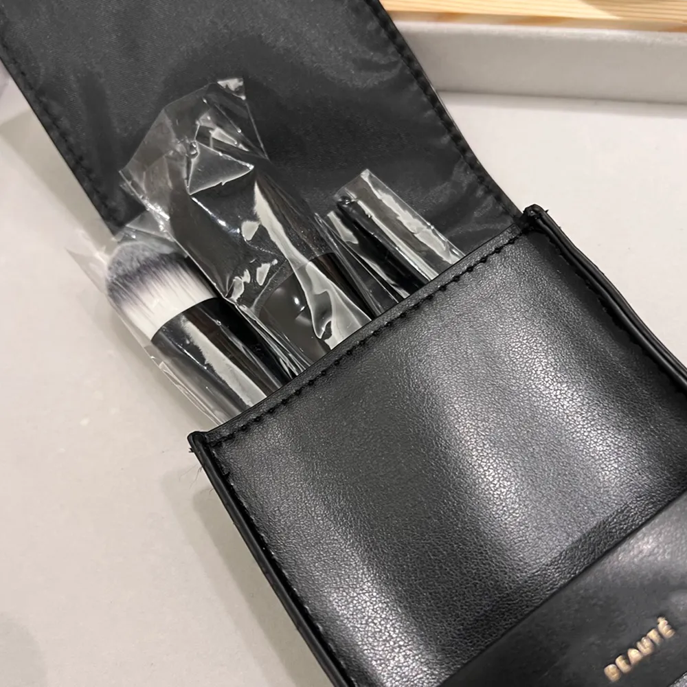 デザイナーメイクブラシセット レターロゴブラシ レザー収納ケース付き