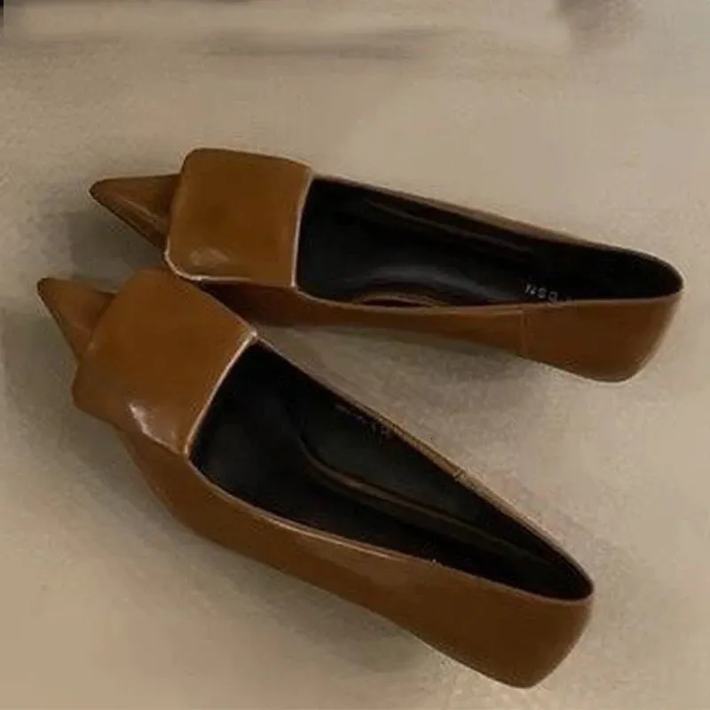 Eleganta damsandaler med spetsig tå och klack för sommarklänning_voghion.com