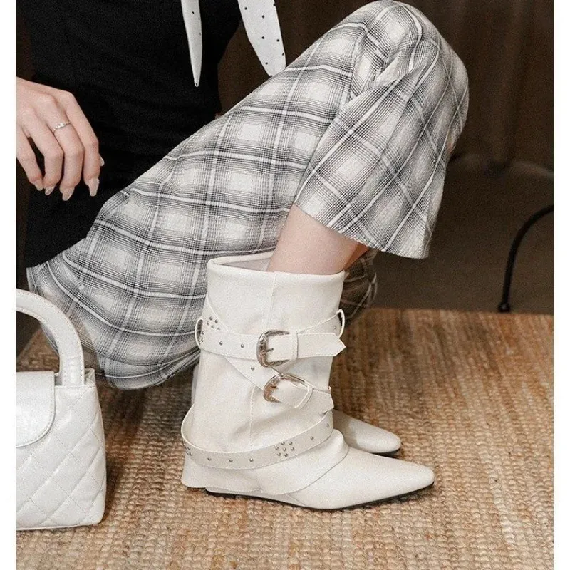 Bottines à revers compensées à bout pointu et rivets français pour femme, modèle Niche 251105_voghion.com