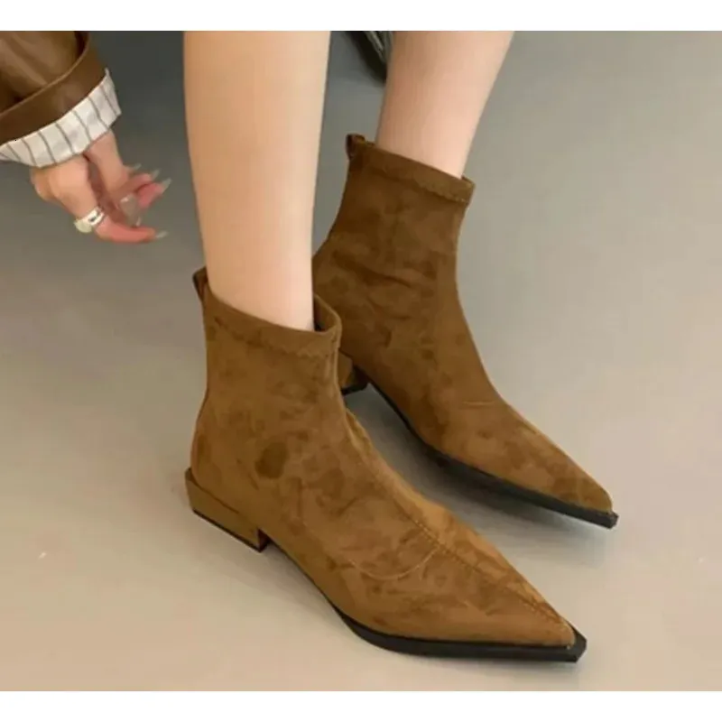 Stivaletto da donna alla caviglia, alla moda, con cerniera posteriore, elegante, perfetto per ufficio e carriera, con punta affusolata. Modello 251105._voghion.com