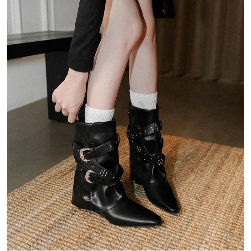 Bottines à revers compensées à bout pointu et rivets français pour femme, modèle Niche 251105_voghion.com