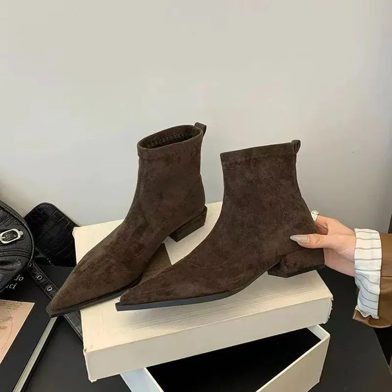 Stivaletto da donna alla caviglia, alla moda, con cerniera posteriore, elegante, perfetto per ufficio e carriera, con punta affusolata. Modello 251105._voghion.com