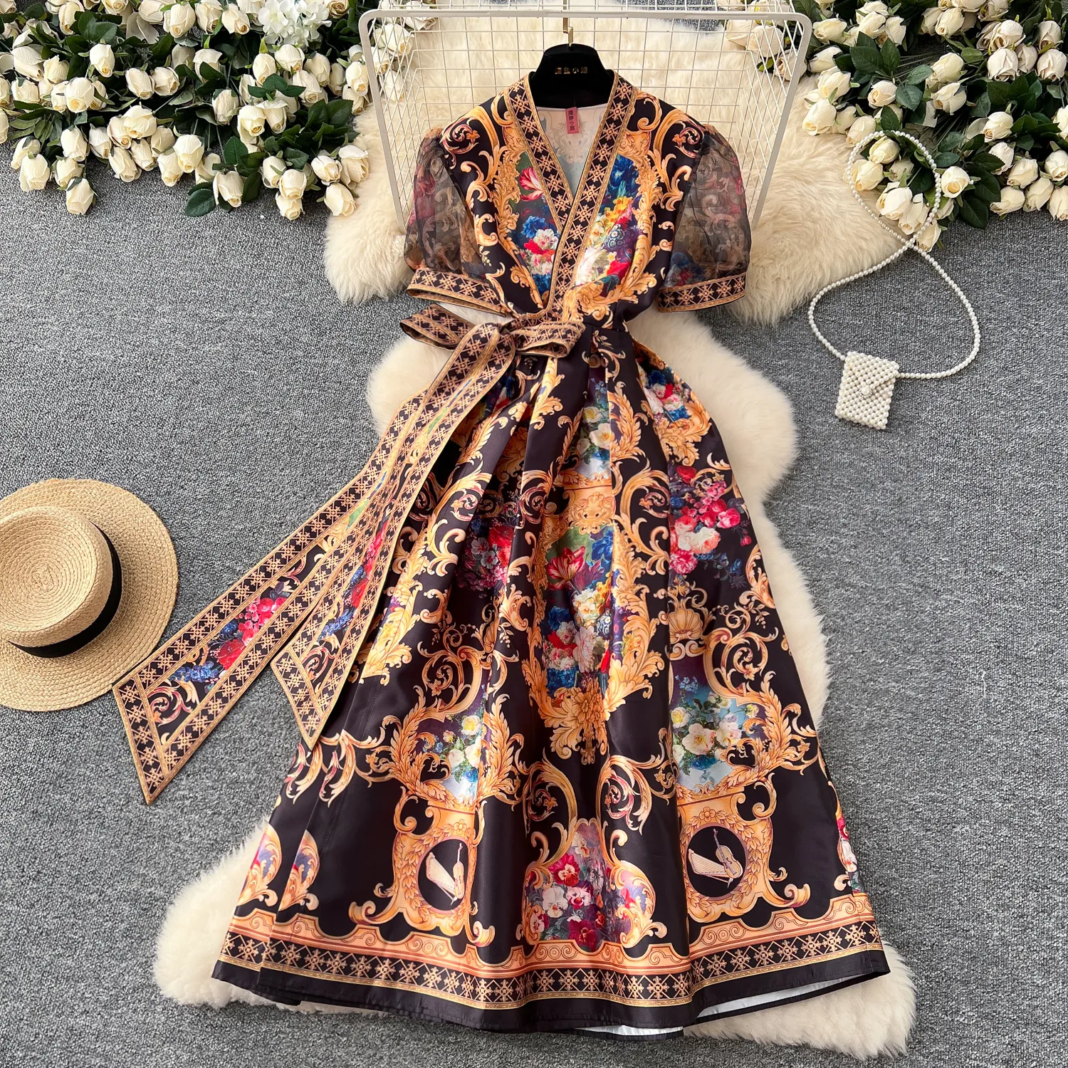 Traditional nese Cheongsam ss with Floral Patterns and Embidery Traditional nese Cheongsam ss with Floral Patterns and Embidery