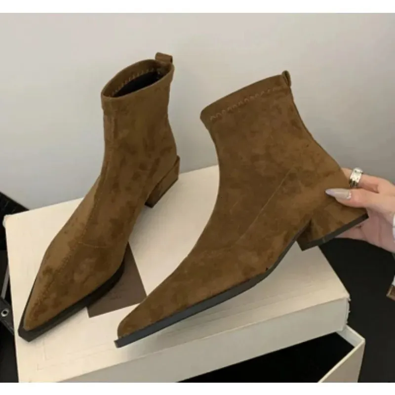 Stivaletto da donna alla caviglia, alla moda, con cerniera posteriore, elegante, perfetto per ufficio e carriera, con punta affusolata. Modello 251105._voghion.com