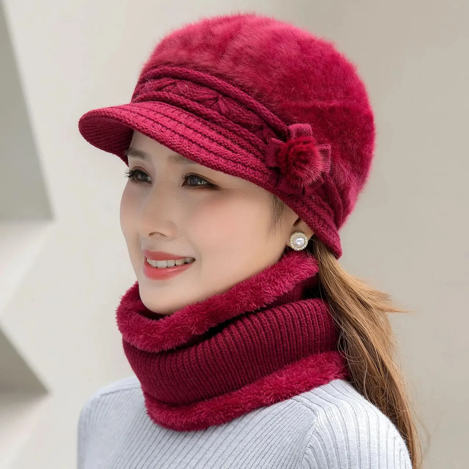 Cappello invernale da donna beige all'uncinetto con fiore, berretto floreale - Italia