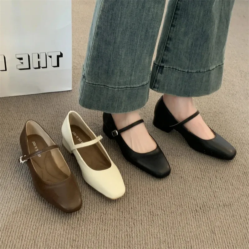 Mary Jane Damenschuhe, elegant, klassisch, Retro, eckige Zehenpartie, bequem, weich, flach geschnitten, niedriger Absatz, Modell 250407_voghion.com