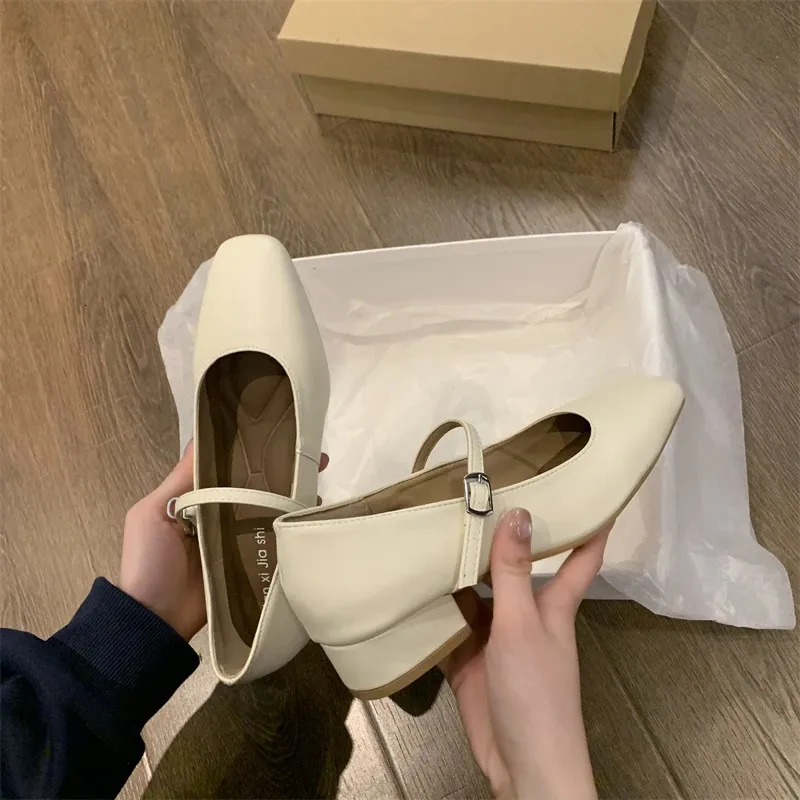 Mary Jane Damenschuhe, elegant, klassisch, Retro, eckige Zehenpartie, bequem, weich, flach geschnitten, niedriger Absatz, Modell 250407_voghion.com