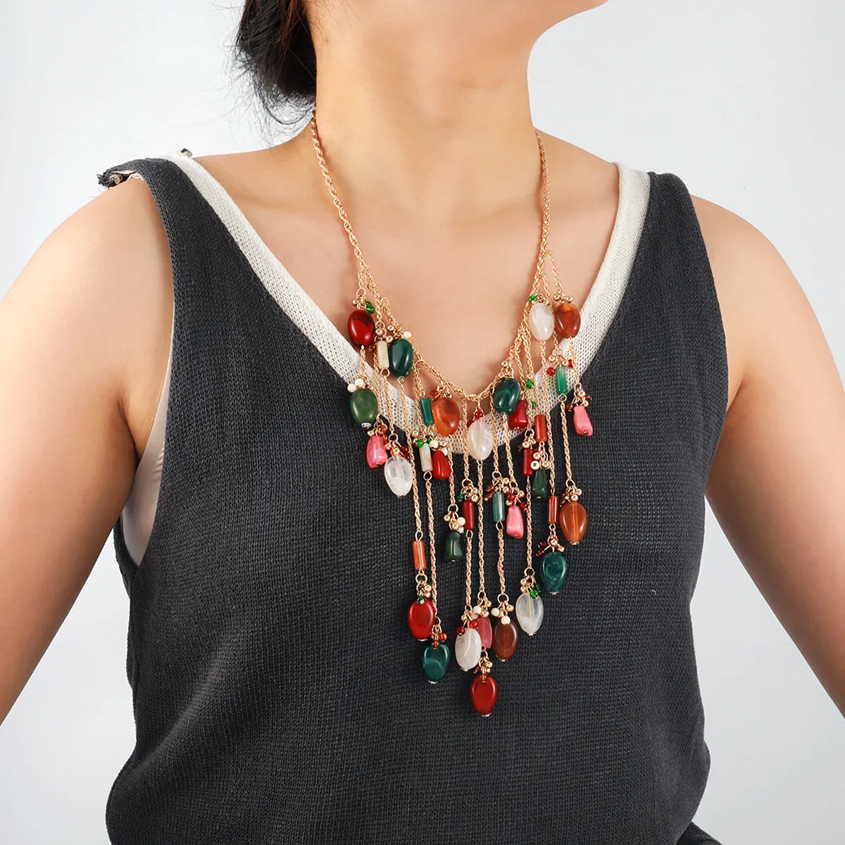 Colar longo de verão com pingente de franjas em estilo natural para praia, design trançado e corrente para clavícula._voghion.com