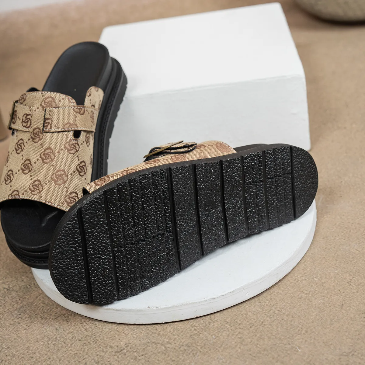 Designer Women's Flat Sandals With Buckle And Thick Sole For Summer_voghion.com