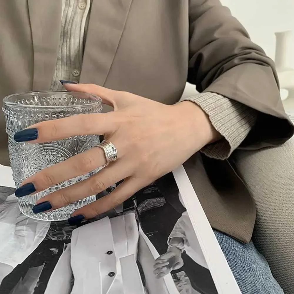 Green Wavy Pattern Designer Ring For Women Minimalist Style_voghion.com