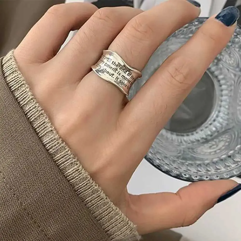 Green Wavy Pattern Designer Ring For Women Minimalist Style_voghion.com