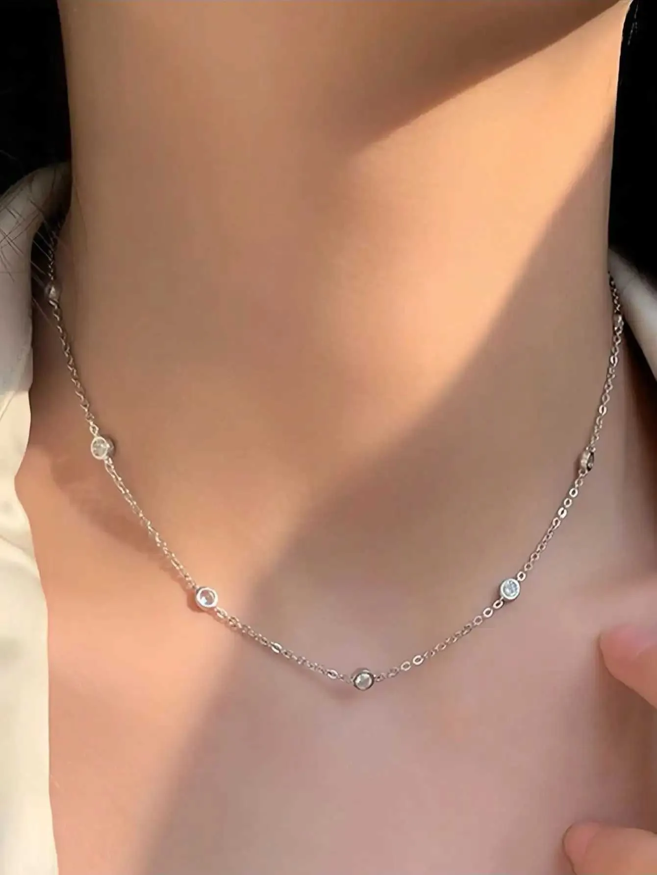 ダイヤモンドのアクセントを備えたエレガントなシルバーネックレス 