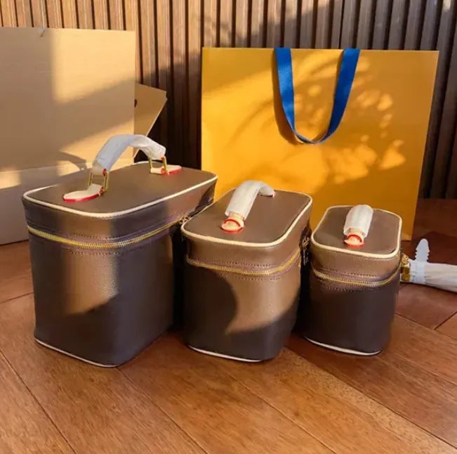 Makeup bag Designer Bag cosmetic bag Ladies Fashion HandbagClassic aged leather with full print zipper closure toiletry bag New Evening Bags Luxury Handbag