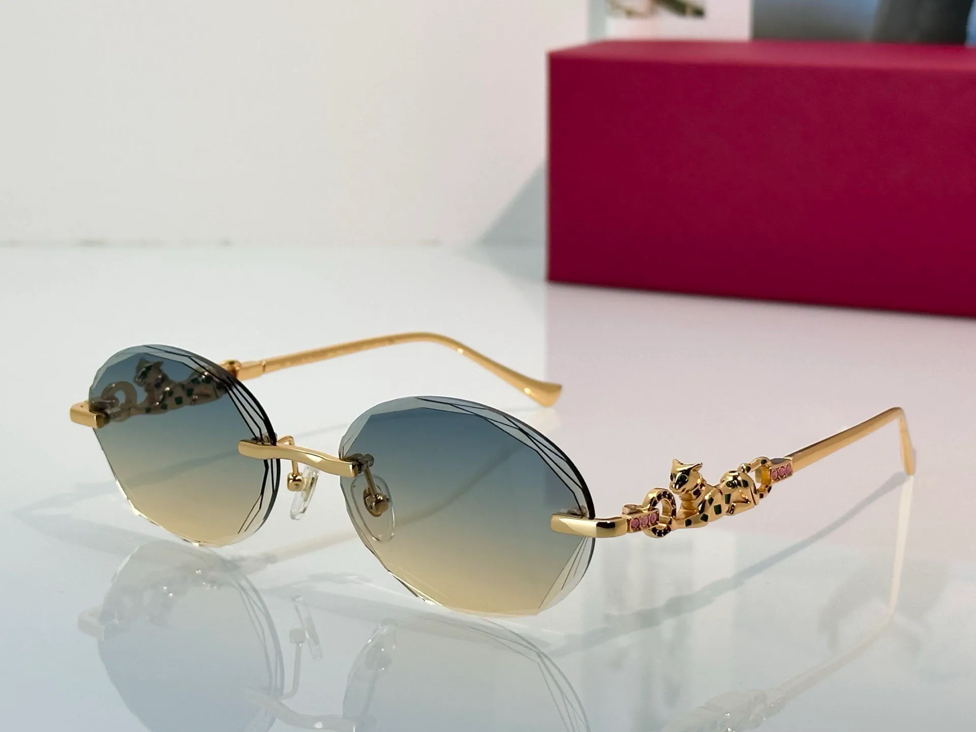 Trendy Sunglasses - UV400 Protection, Fashionable Womens 