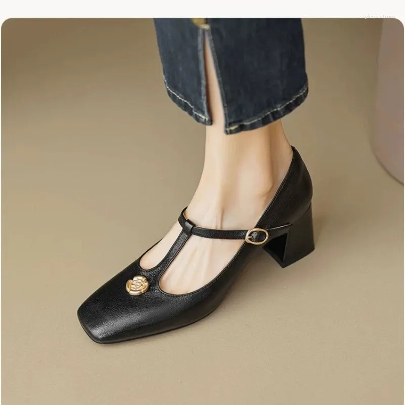 Bequeme Damenschuhe in Übergrößen 35–42: Mary-Jane-Ballerinas aus Lammfell mit eckiger Spitze, weich, bequem und elegant._voghion.com
