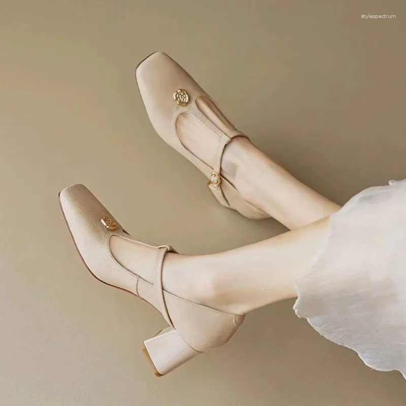 Bequeme Damenschuhe in Übergrößen 35–42: Mary-Jane-Ballerinas aus Lammfell mit eckiger Spitze, weich, bequem und elegant._voghion.com