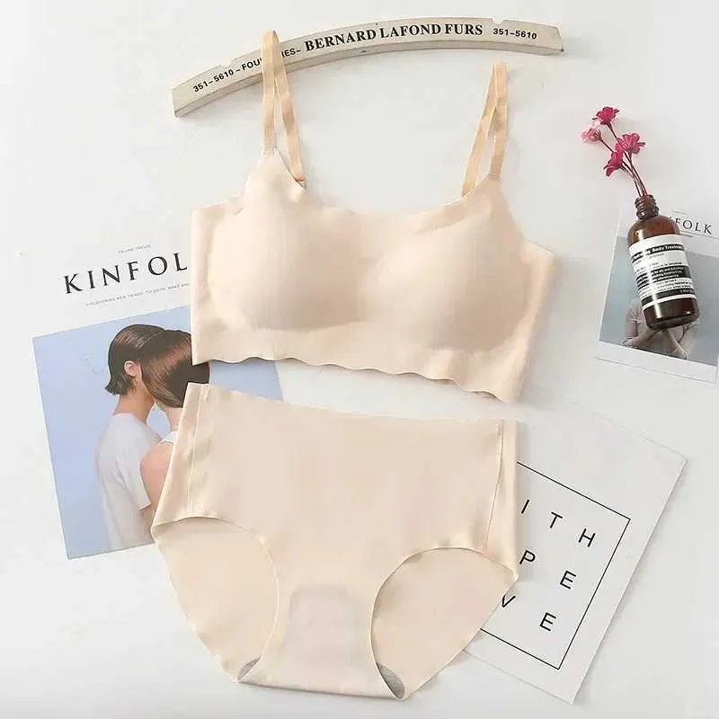 Seamless Strapless Bralette and Panty Set Nylon Knit Plunge Bra Middle ...
