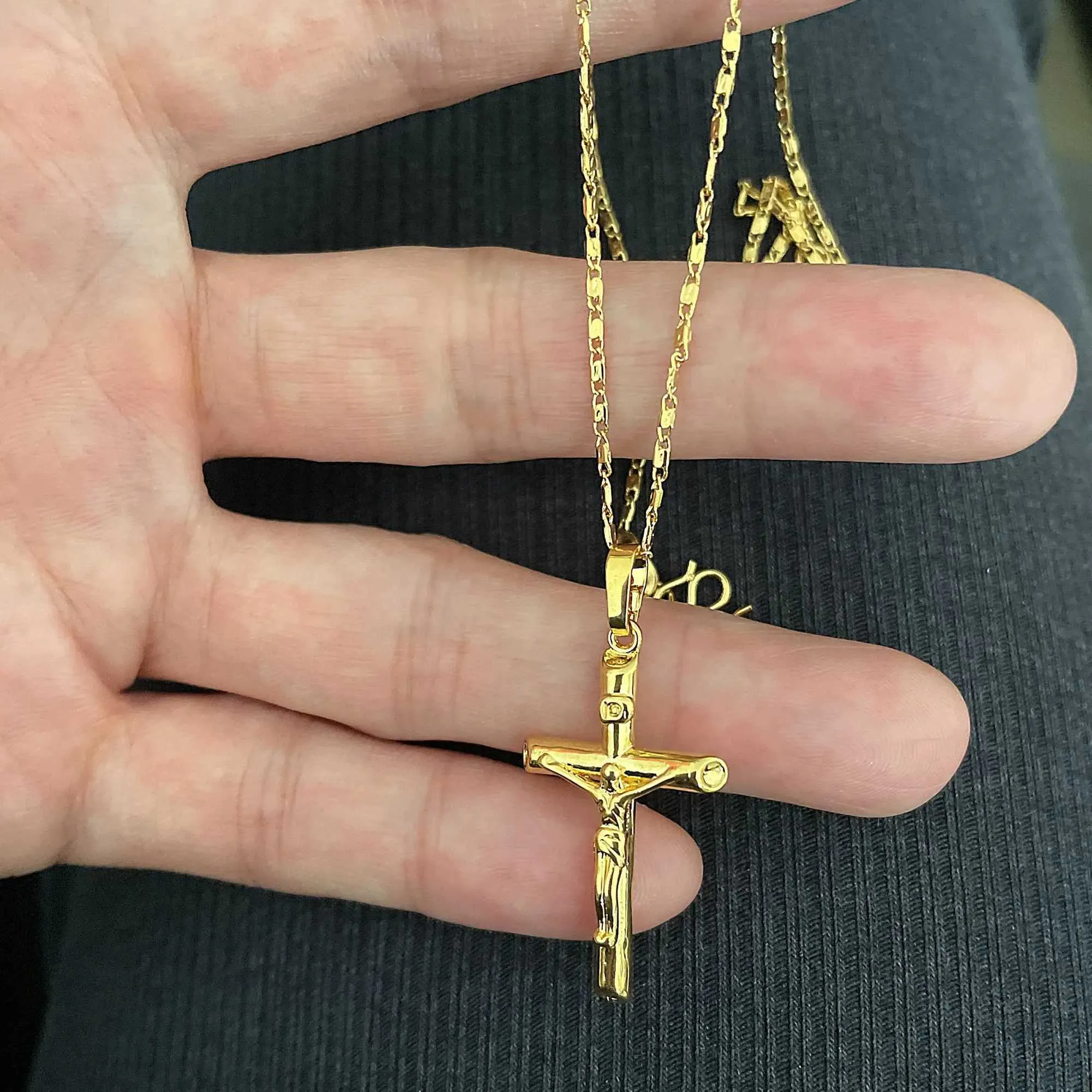 金メッキのペンダントを備えた24kゴールドクロスネックレスには、24 