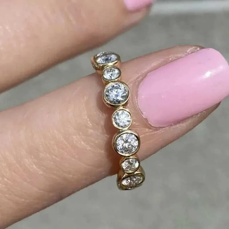 Trendiger runder Moissanit-Ring von Diamondia für Damen in Silber/Gold – ein echtes Statement-Accessoire für jeden Tag._voghion.com