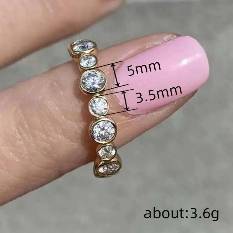 Trendiger runder Moissanit-Ring von Diamondia für Damen in Silber/Gold – ein echtes Statement-Accessoire für jeden Tag._voghion.com