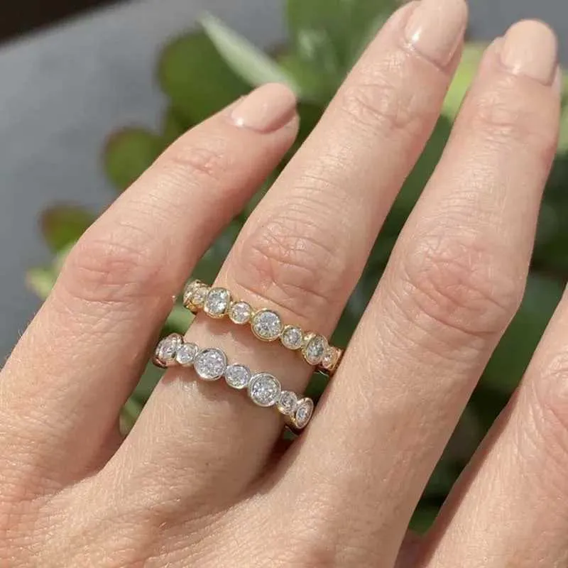 Trendiger runder Moissanit-Ring von Diamondia für Damen in Silber/Gold – ein echtes Statement-Accessoire für jeden Tag._voghion.com