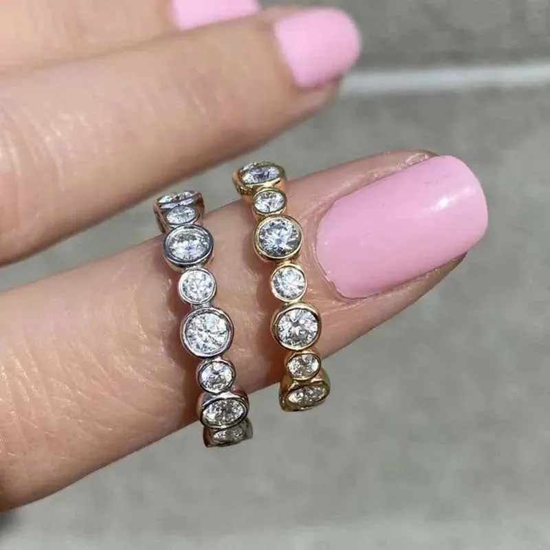 Trendiger runder Moissanit-Ring von Diamondia für Damen in Silber/Gold – ein echtes Statement-Accessoire für jeden Tag._voghion.com