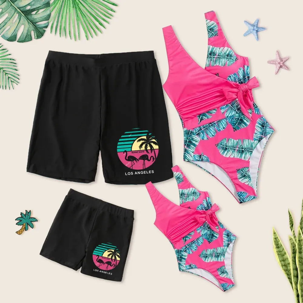 Suite De La Famille Assortie Stéro Maillots De Plage Dété Pour