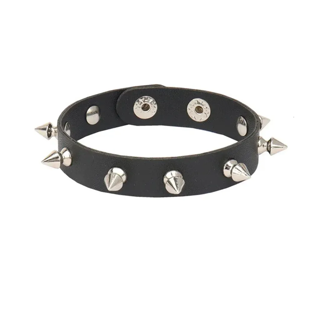 Verstelbare PU leren armband met spikes - Punk Gothic Studded Wristband Verstelbare PU leren armband met spikes - Punk Gothic Studded Wristband