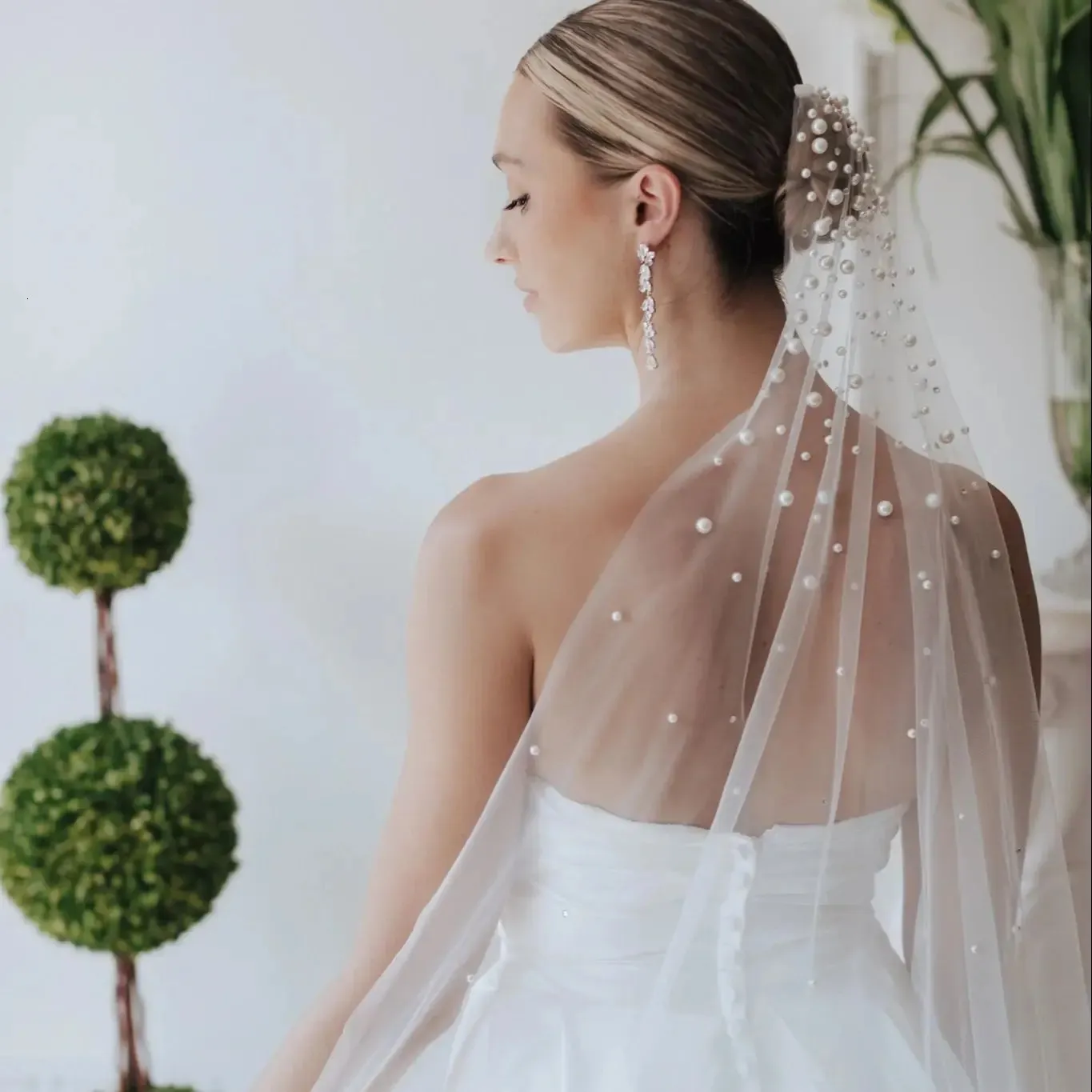 Pearl Beaded Short Wedding Veil with Comb Fingertips Length Bianco Ivory Single Tier Scattered Pearl Fingertip Veil S526 main image 3