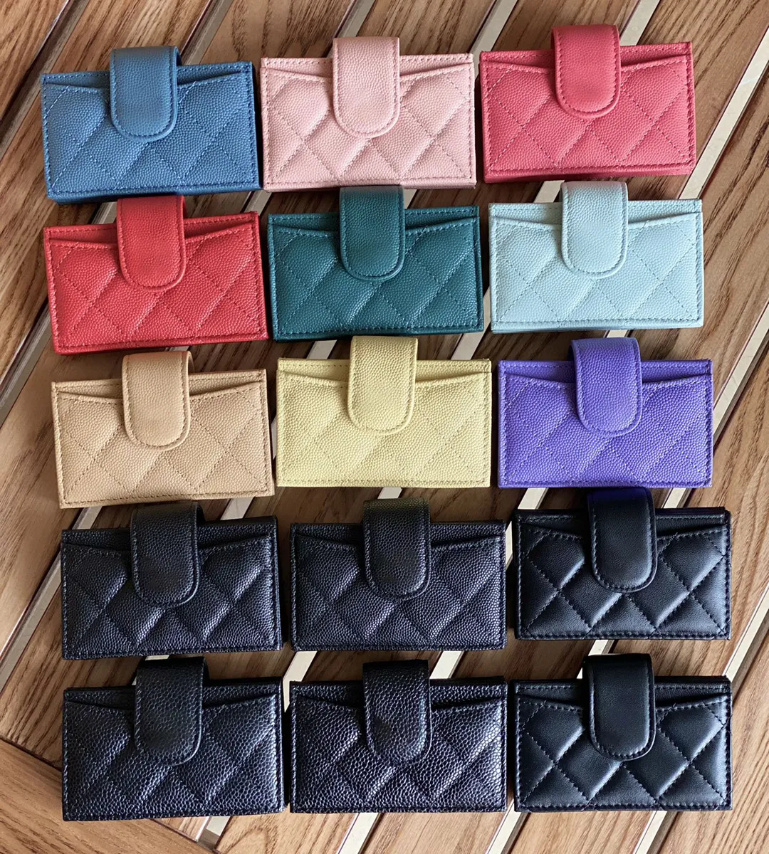 Hochwertiger Kredit-/Ausweishalter aus Leder, kompaktes Design, perfekt für die Aufbewahrung von Reisedokumenten_voghion.com