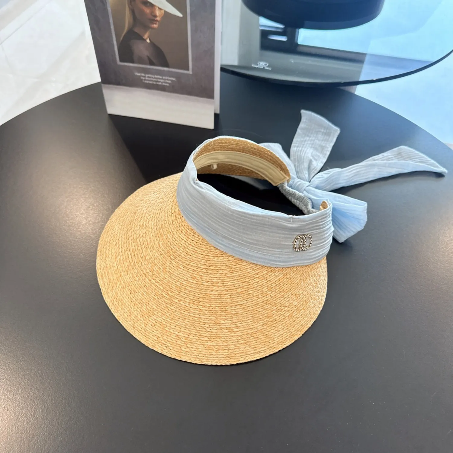 Chic Straw Sun Hat: Elegant Beach Accessory With White  display picture 2