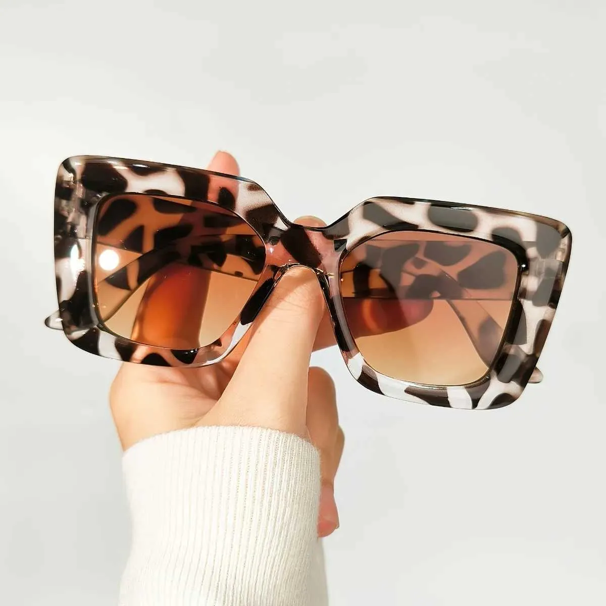 RIO LEOPARD GRADIENT RETRO OVERSIZED SHADES *NWT* Leopard Print Gradient Sunglasses For Men, PC Frame,... From  main image 3