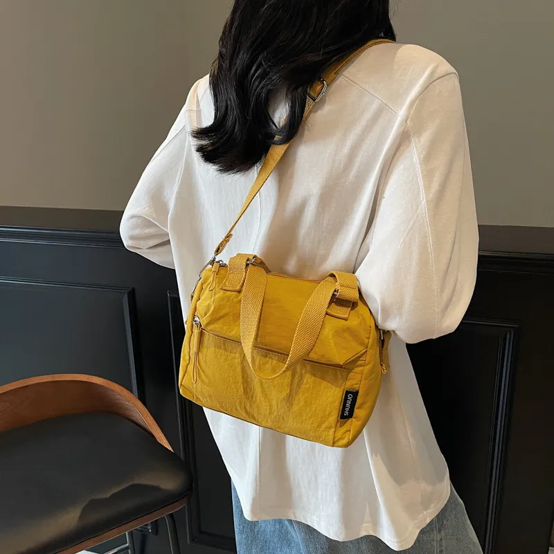 designer Fashion Versatile Handbag 2025 New Casual Travel Shoulder Crossbody Bag Lightweight Nylon Cloth Handbag for Wo