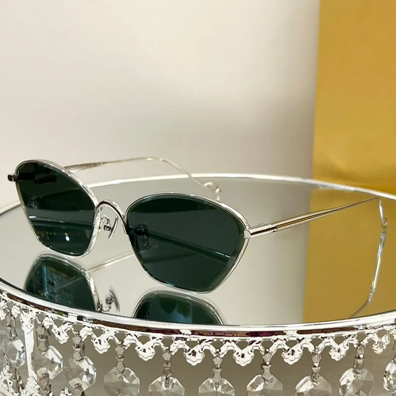 Cat Eye Sunglasses with Gold Metal Alloy Frame for Women and  display picture 1