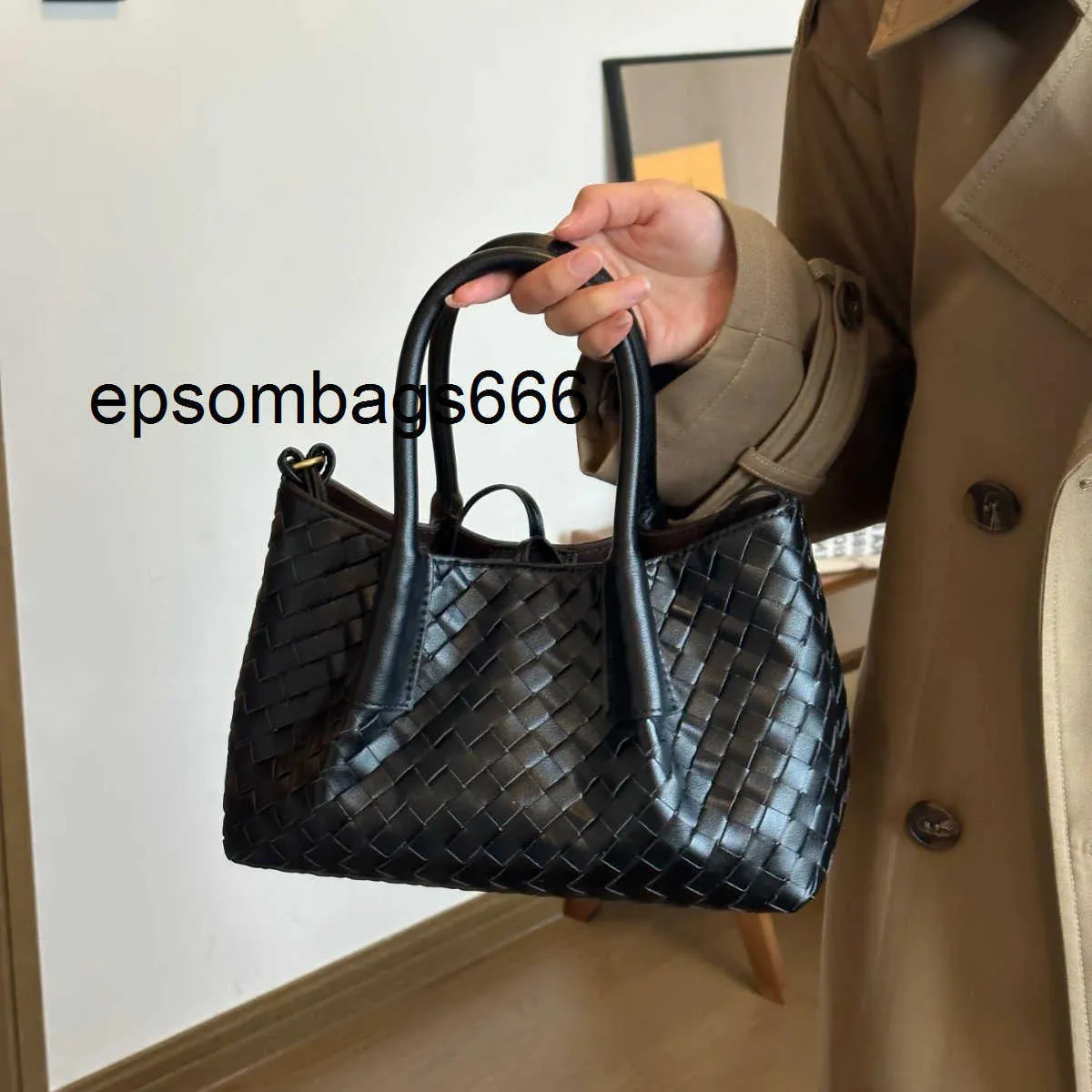 Bolso Tote Para Mujer Cloe Acolchado Look Tejido Color Negro